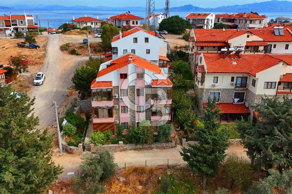 Datça — TAM MERKEZDE, BAHÇELİ & KAPALI BALKONLU 1+1 SATILIK DAİRE
