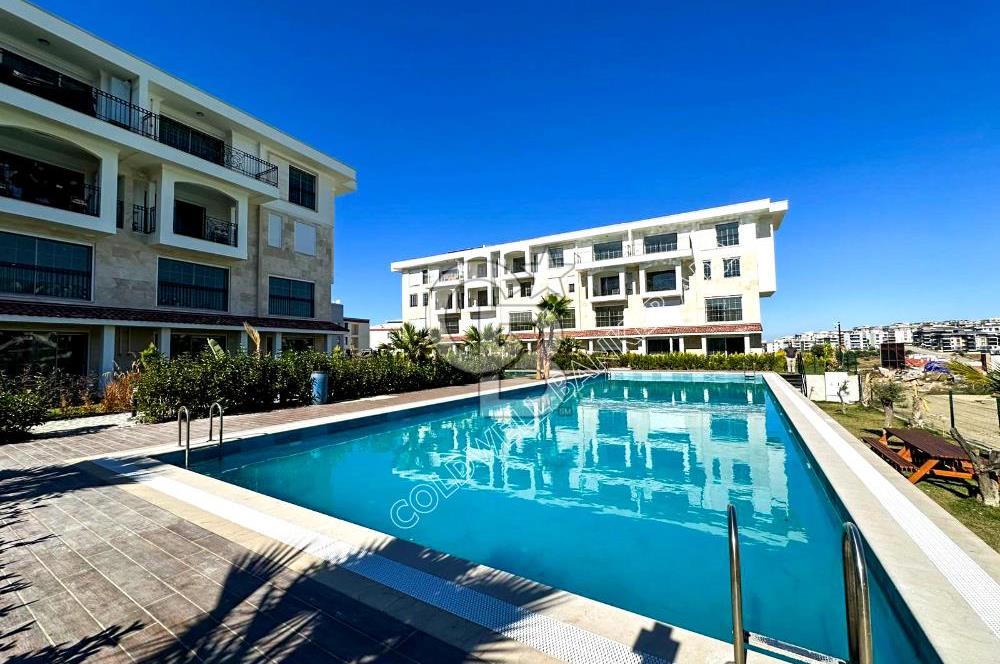 Kuşadası Değirmendere’de Bahçeli, Havuzlu Sitede Kiralık Daire