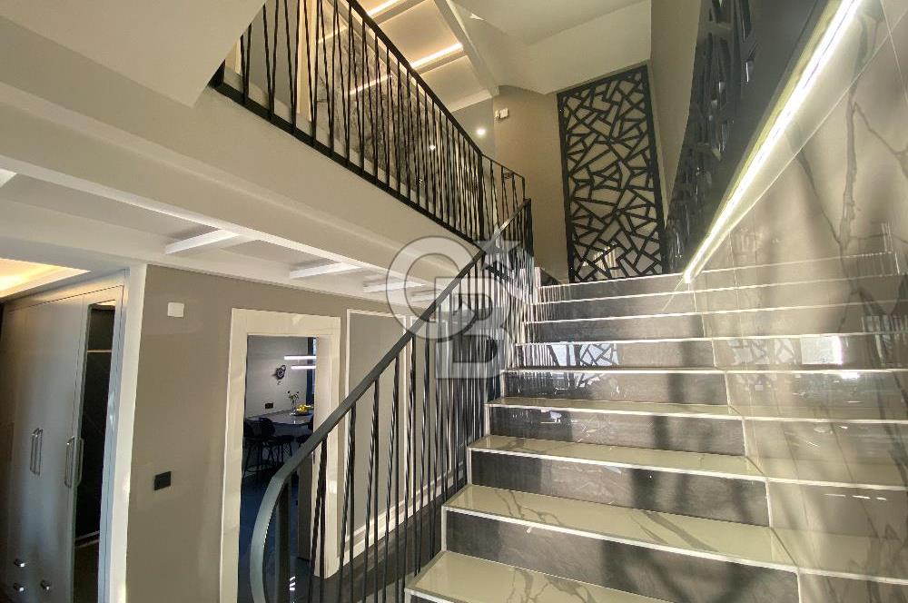 Denize Sıfır, Sonsuzluk Havuzlu, 431 m² Tripleks Lüks Villa – Yaz Kış Yaşanabilir Sahil Evi