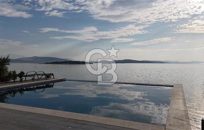 Denize Sıfır, Sonsuzluk Havuzlu, 431 m² Tripleks Lüks Villa – Yaz Kış Yaşanabilir Sahil Evi