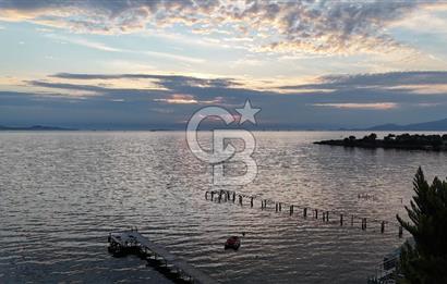 Denize Sıfır, Sonsuzluk Havuzlu, 431 m² Tripleks Lüks Villa – Yaz Kış Yaşanabilir Sahil Evi