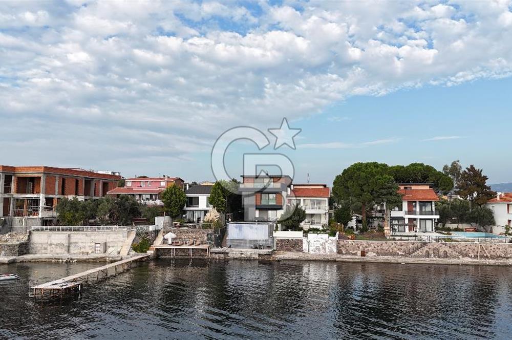 Denize Sıfır, Sonsuzluk Havuzlu, 431 m² Tripleks Lüks Villa – Yaz Kış Yaşanabilir Sahil Evi