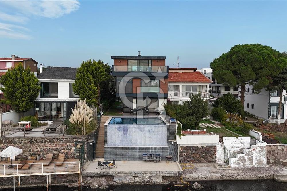 Denize Sıfır, Sonsuzluk Havuzlu, 431 m² Tripleks Lüks Villa – Yaz Kış Yaşanabilir Sahil Evi