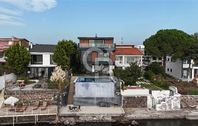 Denize Sıfır, Sonsuzluk Havuzlu, 431 m² Tripleks Lüks Villa – Yaz Kış Yaşanabilir Sahil Evi