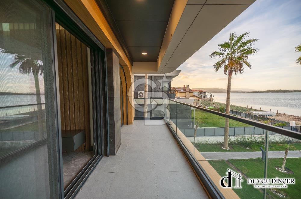 URLA KALABAK ÖZEL MİMARİ DENİZE SIFIR ÖNÜ KUM PLAJ 2+1+PLUS