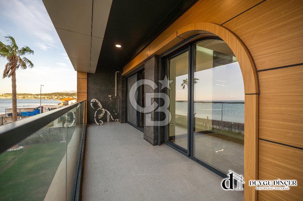 URLA KALABAK ÖZEL MİMARİ DENİZE SIFIR ÖNÜ KUM PLAJ 2+1+PLUS