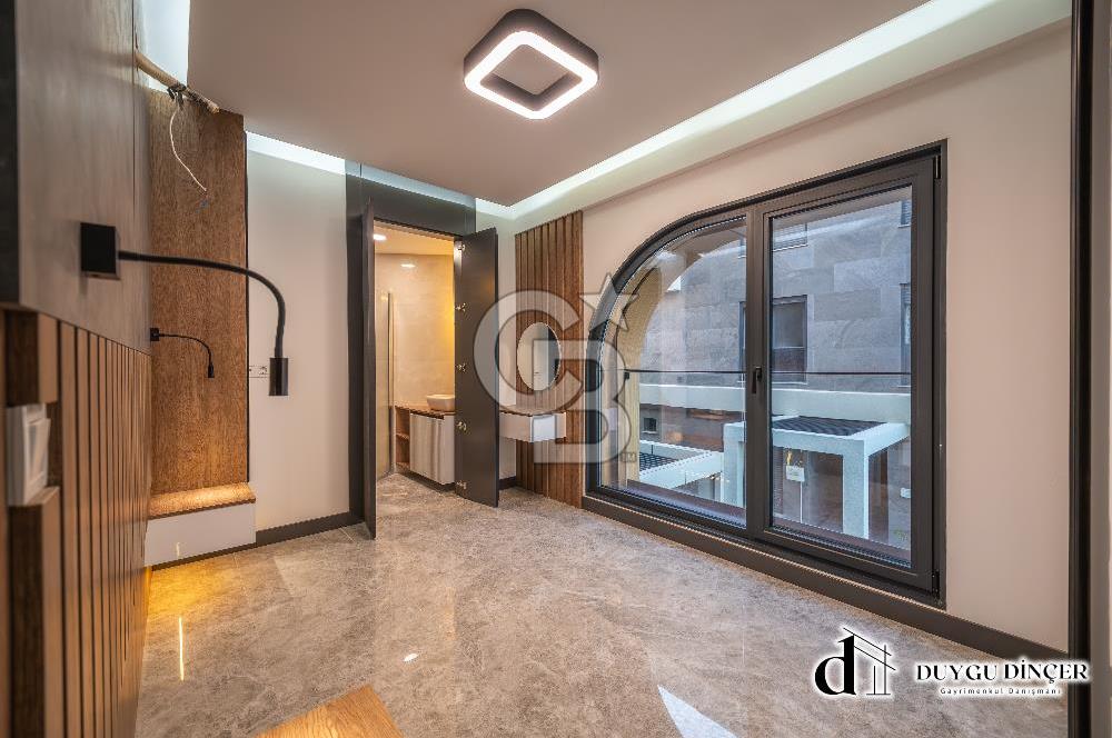 URLA KALABAK ÖZEL MİMARİ DENİZE SIFIR ÖNÜ KUM PLAJ 2+1+PLUS