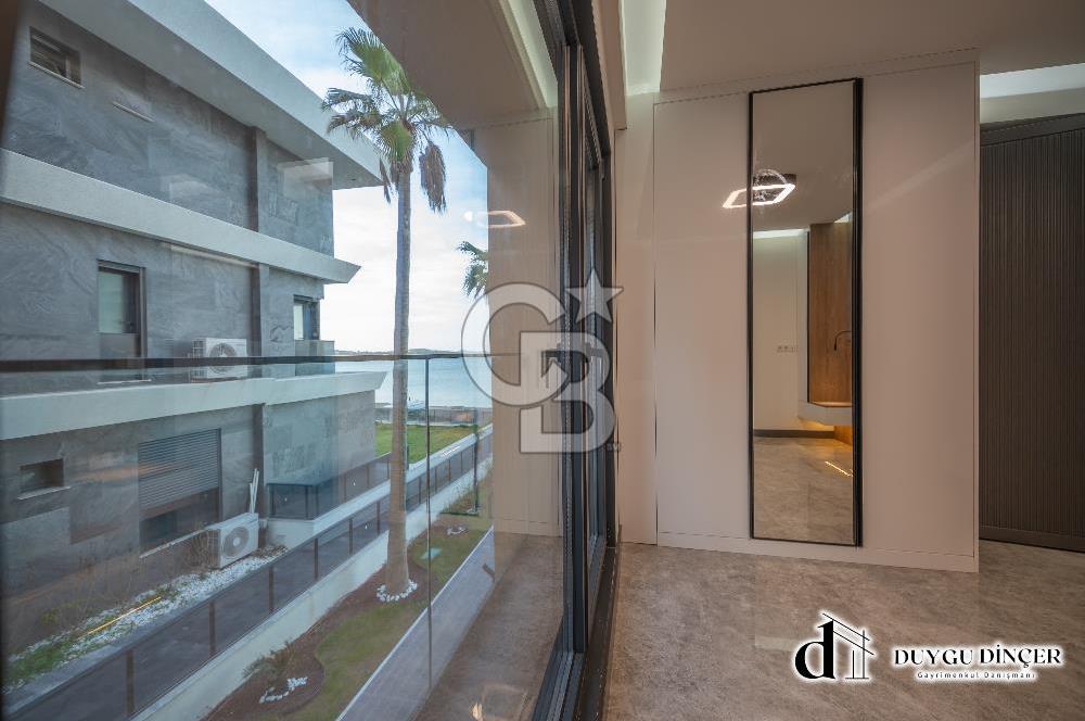 URLA KALABAK ÖZEL MİMARİ DENİZE SIFIR ÖNÜ KUM PLAJ 2+1+PLUS