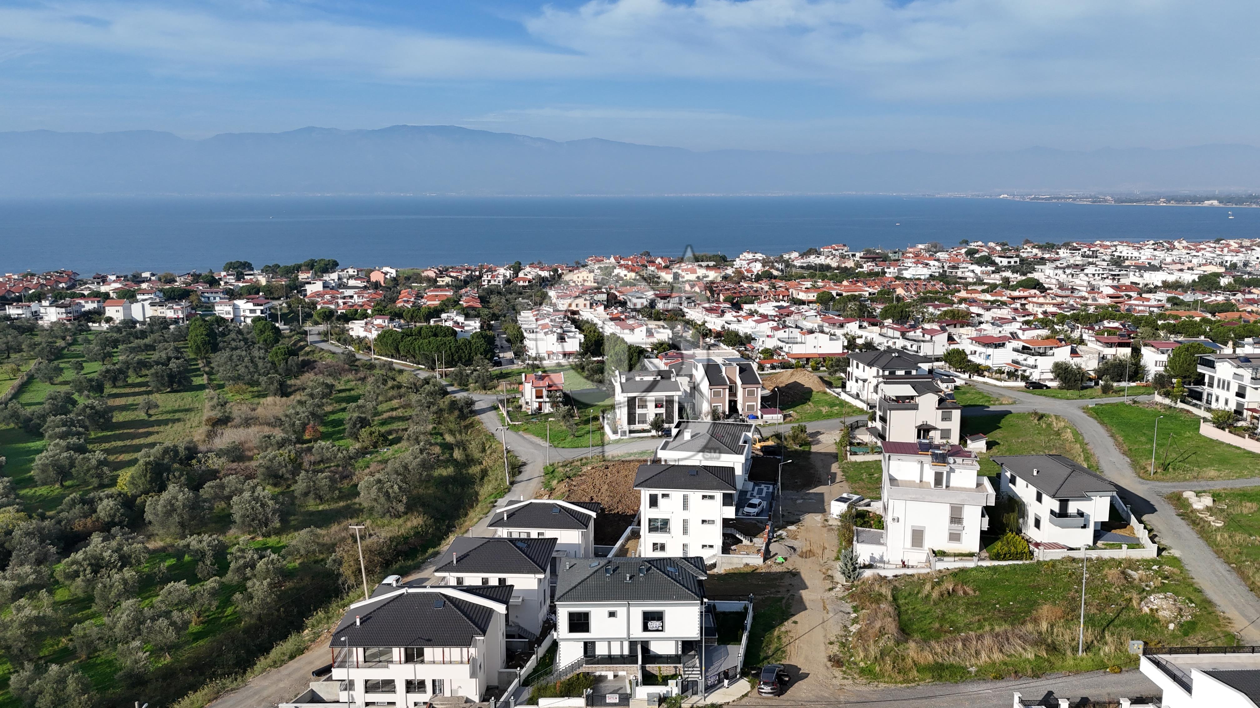 BURHANİYE İSKELE MAHALLESİNDE 4+1 TRİPLEKS VİLLA