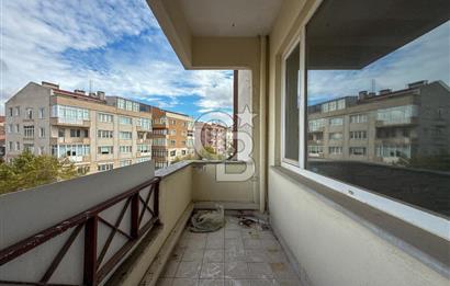 Atatürk Bulvarında Köşe Konumda Cadde Cepheli Satılık 3+1 Daire