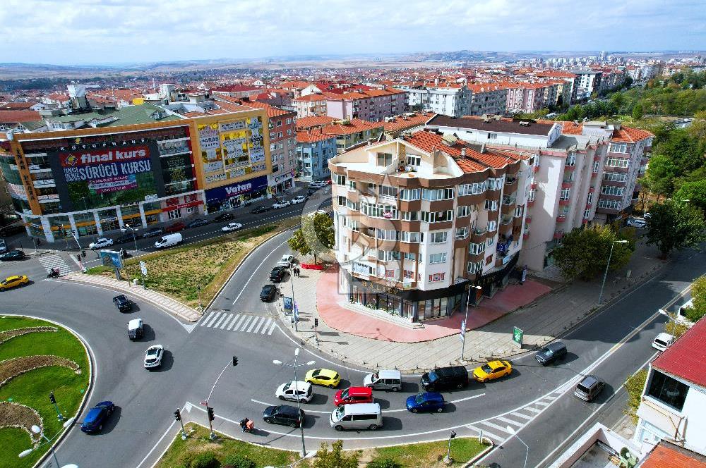 Atatürk Bulvarında Köşe Konumda Cadde Cepheli Satılık 3+1 Daire