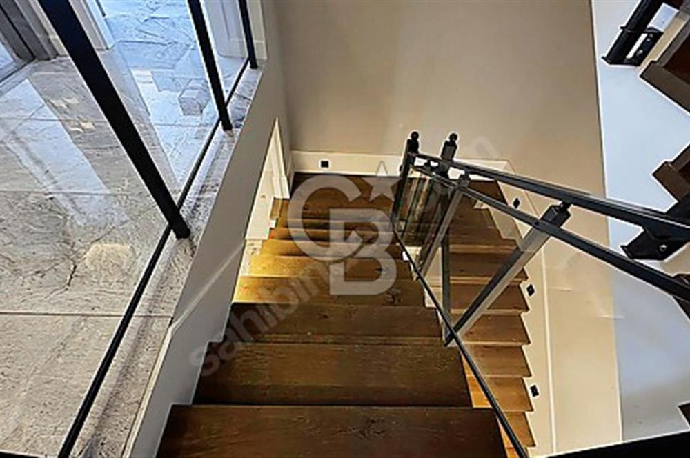 ALACAATLI DA BEYLER CADDESİNDE TİCARİ KİRALIK 8+3 VİLLA