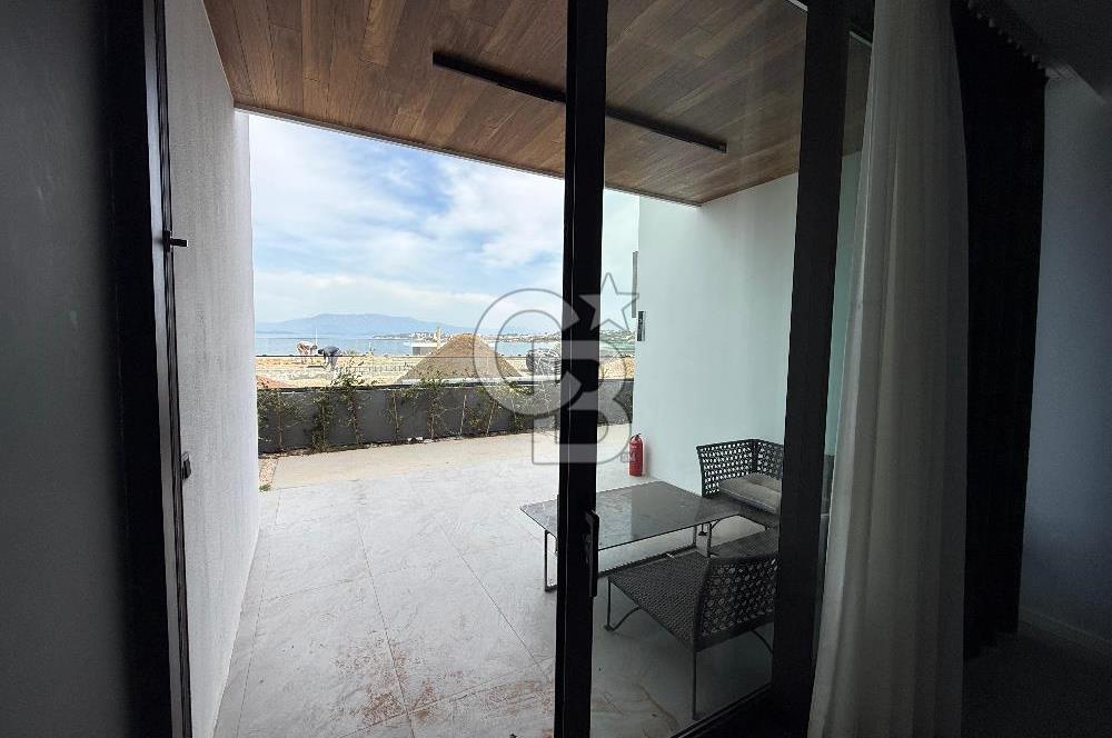 Çeşme'de Denize Sıfır 2+1 Bahçeli Dubleks