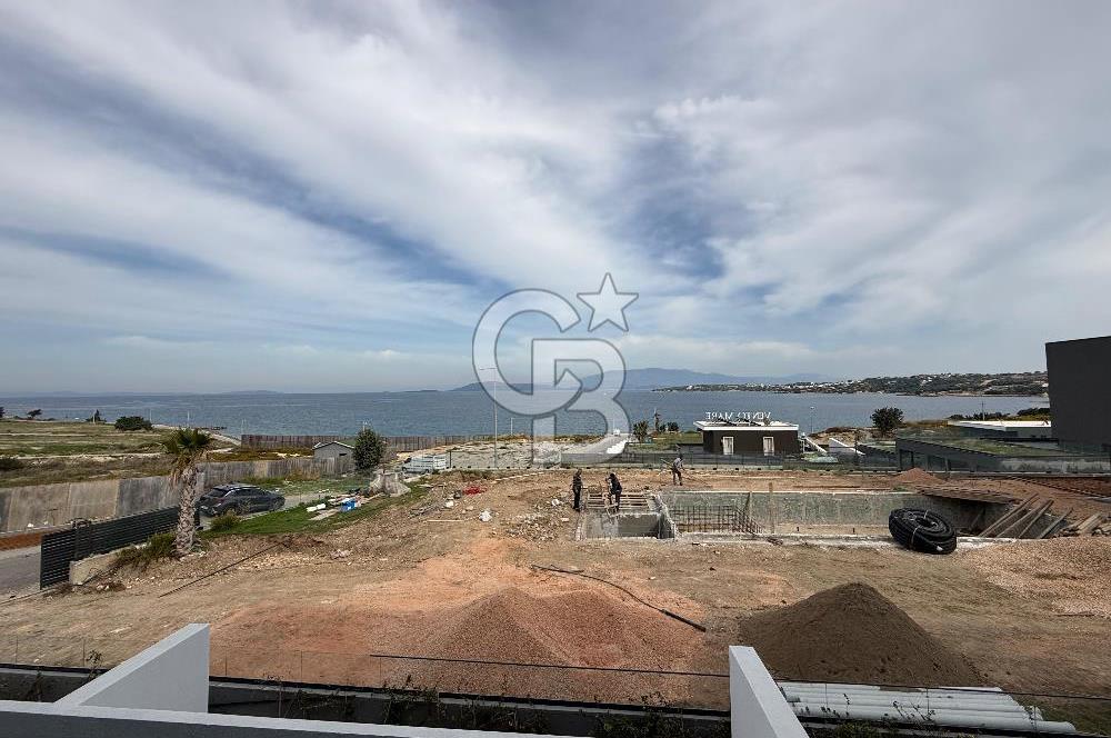 Çeşme'de Denize Sıfır 2+1 Bahçeli Dubleks