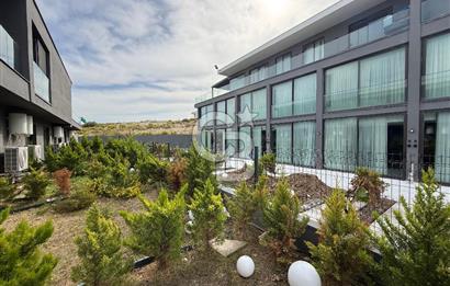 Çeşme'de Denize Sıfır 2+1 Bahçeli Dubleks