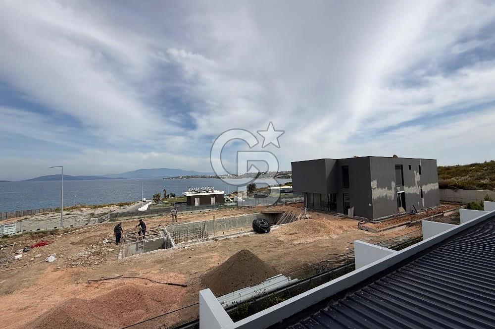 Çeşme'de Denize Sıfır 2+1 Bahçeli Dubleks