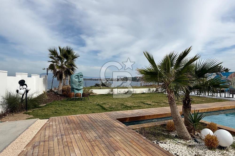 Çeşme'de Denize Sıfır 2+1 Bahçeli Dubleks