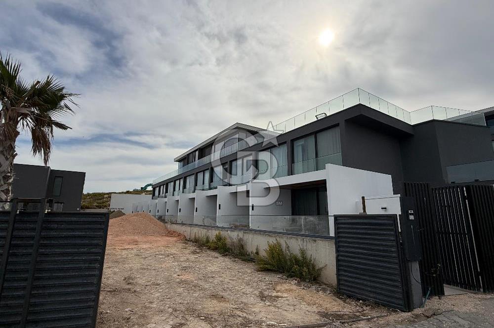 Çeşme'de Denize Sıfır 2+1 Bahçeli Dubleks