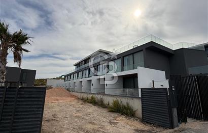 Çeşme'de Denize Sıfır 2+1 Bahçeli Dubleks