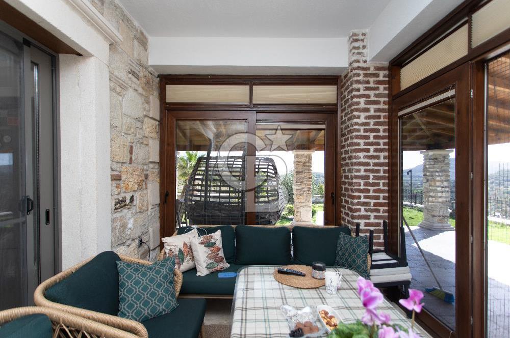 Foça Yenibağarası Zeytinköy Mevkii'nde Satılık Müstakil Villa