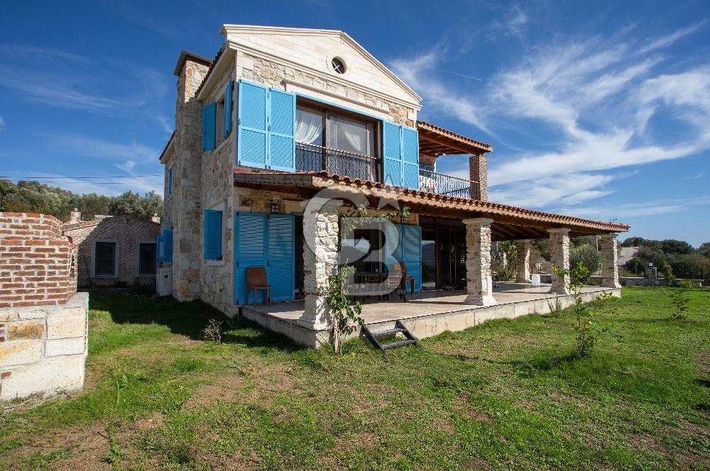 Foça Yenibağarası Zeytinköy Mevkii'nde Satılık Müstakil Villa