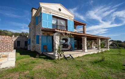 Foça Yenibağarası Zeytinköy Mevkii'nde Satılık Müstakil Villa