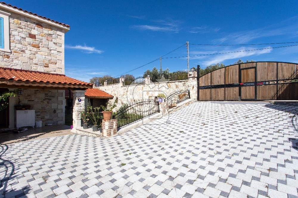 Foça Yenibağarası Zeytinköy Mevkii'nde Satılık Müstakil Villa