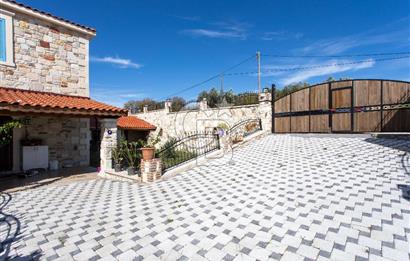 Foça Yenibağarası Zeytinköy Mevkii'nde Satılık Müstakil Villa