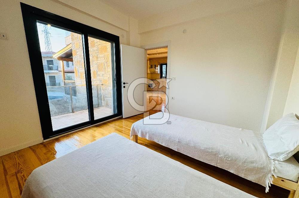 Foça Yenibağarası Mah. Havuzlu Site'de 3+1 Satılık Villa