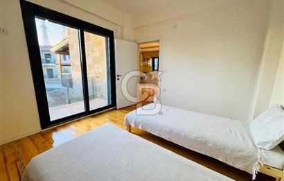 Foça Yenibağarası Mah. Havuzlu Site'de 3+1 Satılık Villa