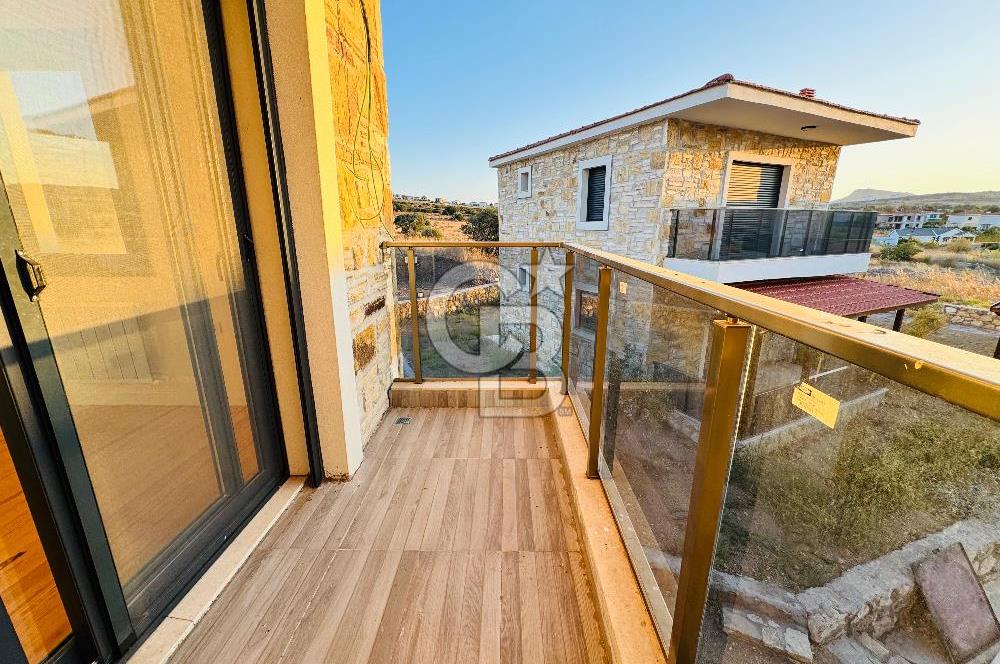 Foça Yenibağarası Mah. Havuzlu Site'de 3+1 Satılık Villa