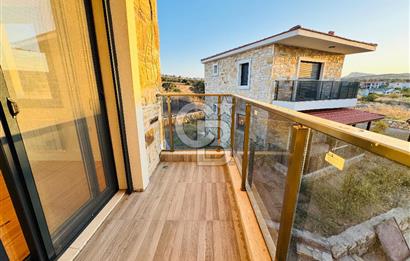 Foça Yenibağarası Mah. Havuzlu Site'de 3+1 Satılık Villa