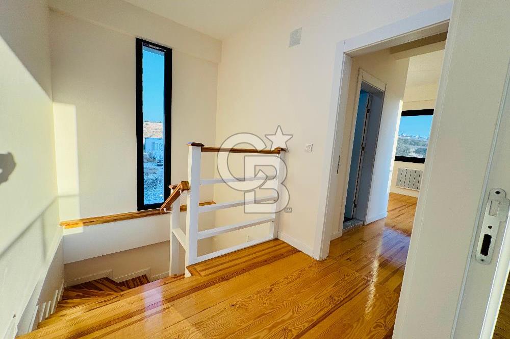 Foça Yenibağarası Mah. Havuzlu Site'de 3+1 Satılık Villa