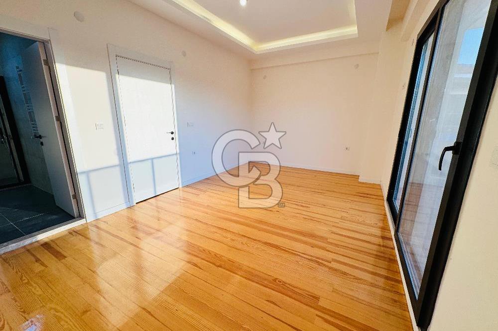 Foça Yenibağarası Mah. Havuzlu Site'de 3+1 Satılık Villa