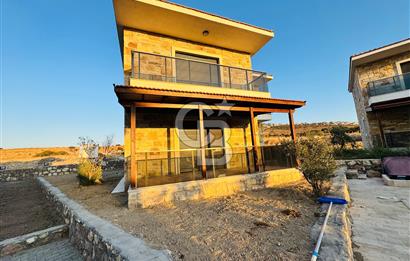 Foça Yenibağarası Mah. Havuzlu Site'de 3+1 Satılık Villa