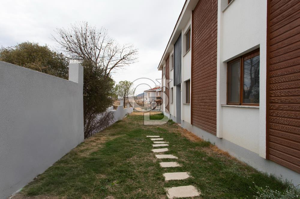 Foça Yenibağarası Mah. Satılık 2+1 Bahçe Katı Daire