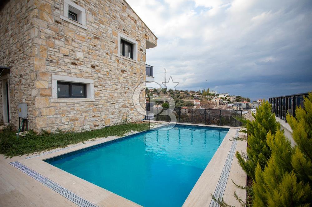 Yenifoça Donatkent Mevkiinde Satılık Havuzlu 3+1 Müstakil Villa