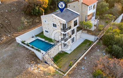 Yenifoça Donatkent Mevkiinde Satılık Havuzlu 3+1 Müstakil Villa