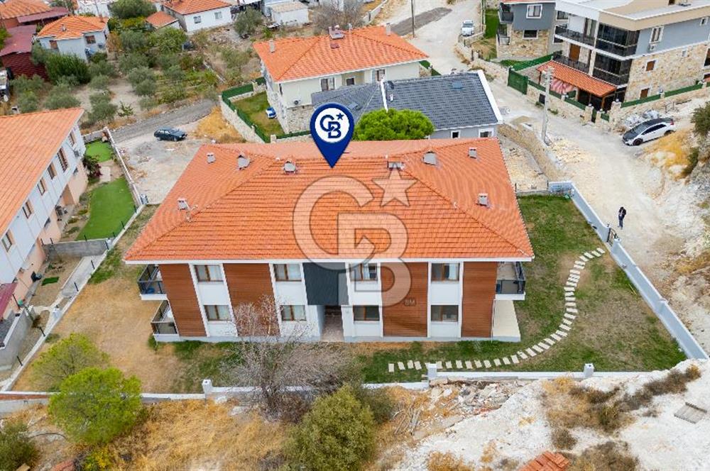 Foça Yenibağarası Mah. Satılık 2+1 Bahçe Katı Daire