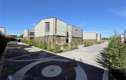 KARŞIYAKA'DA SİTE İÇİNDE PEYZAJI YAPILMIŞ LÜKS VİLLA