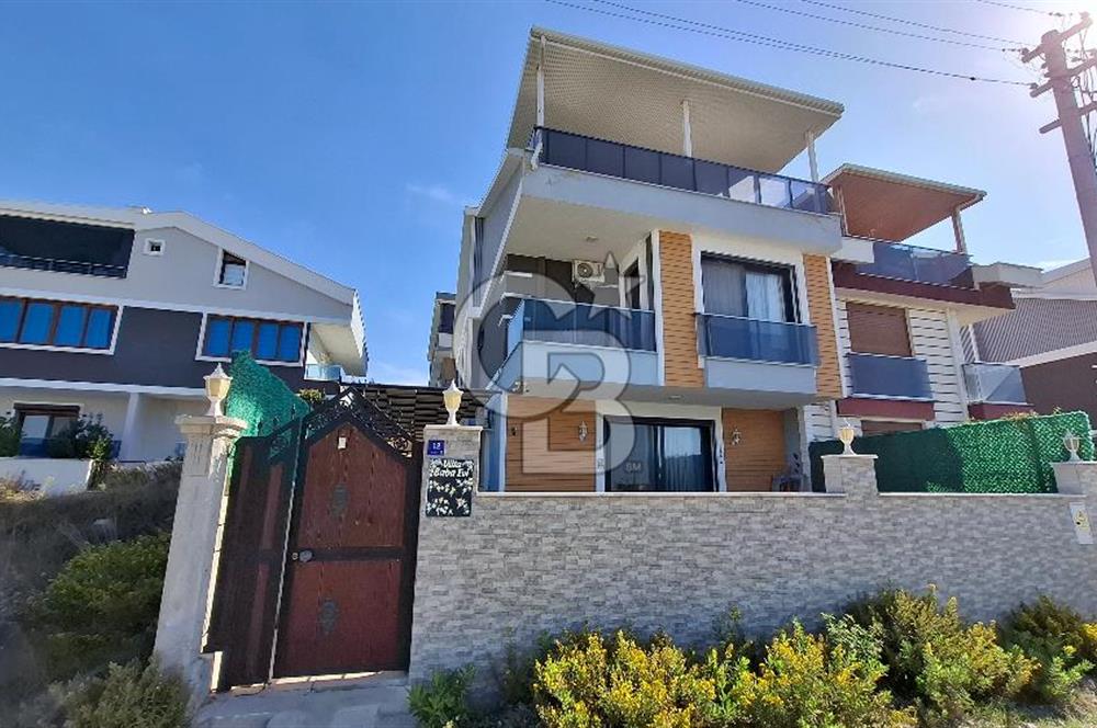 Hisar Mahallesinde Deniz Manzaralı, Havuzlu, Full Eşyalı 4+1 Mükemmel Villa!