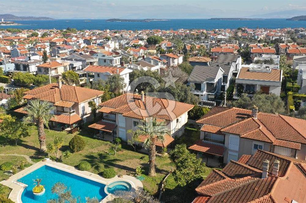 Urla Çeşmealtı'nda Havuzlu Çok Nezih Sitede Eşyalı Kiralık Villa