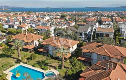 Urla Çeşmealtı'nda Havuzlu Çok Nezih Sitede Eşyalı Kiralık Villa