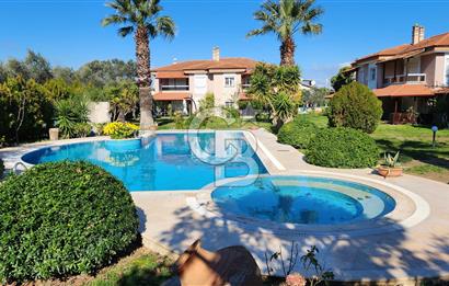Urla Çeşmealtı'nda Havuzlu Çok Nezih Sitede Eşyalı Kiralık Villa
