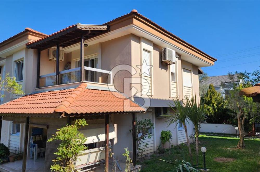 Urla Çeşmealtı'nda Havuzlu Çok Nezih Sitede Eşyalı Kiralık Villa