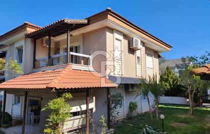 Urla Çeşmealtı'nda Havuzlu Çok Nezih Sitede Eşyalı Kiralık Villa