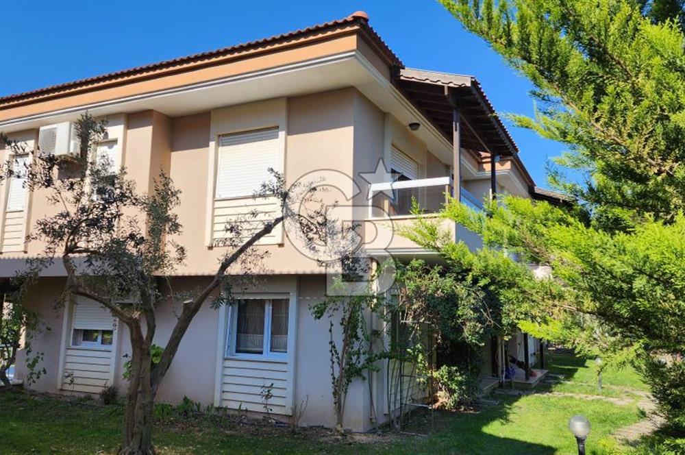 Urla Çeşmealtı'nda Havuzlu Çok Nezih Sitede Eşyalı Kiralık Villa
