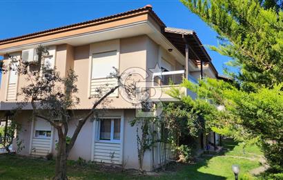Urla Çeşmealtı'nda Havuzlu Çok Nezih Sitede Eşyalı Kiralık Villa