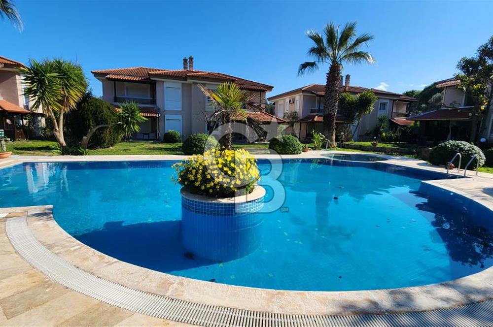 Urla Çeşmealtı'nda Havuzlu Çok Nezih Sitede Eşyalı Kiralık Villa