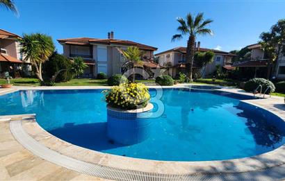 Urla Çeşmealtı'nda Havuzlu Çok Nezih Sitede Eşyalı Kiralık Villa
